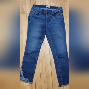 Skinny jeans with frayed hem